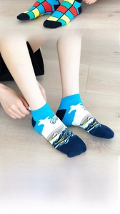 Détails des chaussettes en coton à motifs géométriques colorés et vagues japonaises