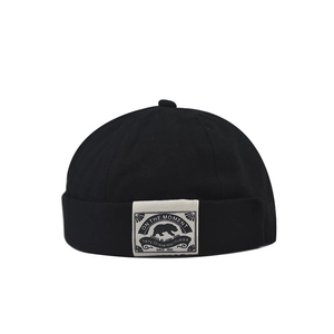 Schwarze Docker-Mütze aus Segeltuch mit Eisbären-Patch im minimalistischen Streetstyle