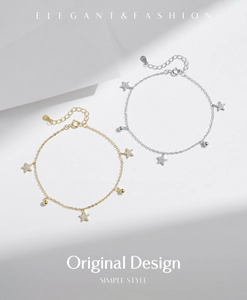Dettaglio di bracciali in argento S925 con pendenti a stella in finitura oro e argento