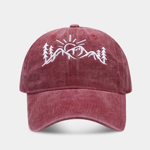 Dettaglio del ricamo a montagna su un cappello da baseball in cotone bordeaux lavato