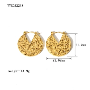 Détail des boucles d'oreilles martelées plaquées or 18 carats avec dimensions 21,2x22,62mm