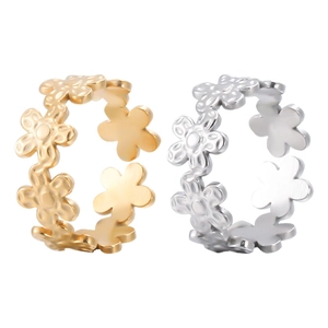 Detail of adjustable open rings featuring small daisy flowers in gold and silver finish