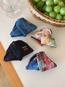 Détails de pinces à cheveux en tissu avec motifs tie-dye et broderie cerise douce