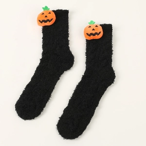 Detail von flauschigen schwarzen Korallenvlies-Socken mit 3D-Halloween-Kürbis-Dekor