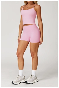 Gros plan détaillé sur un ensemble de yoga rose taille haute en tissu extensible