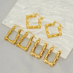 Boucles d'oreilles créoles géométriques en acier titane doré avec texture bambou