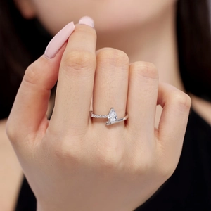 Elegant S925 sterling silver ring featuring a pear-cut zircon on a model's finger