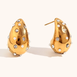 Boucles d'oreilles gouttes dorées avec perles blanches et cristaux de zircone brillants