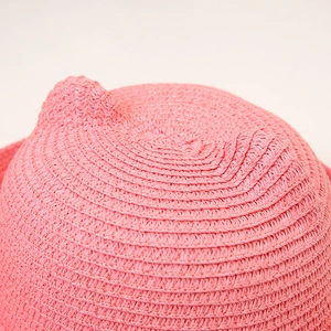 Vue détaillée du chapeau de paille tressé rose avec oreilles de chat mignonnes