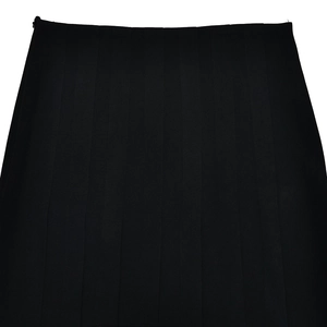 Détail d'une jupe plissée noire élégante montrant la texture du tissu et la taille