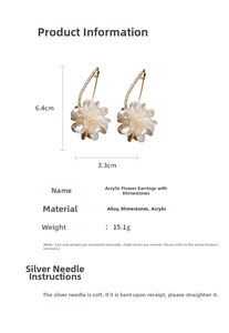 Vue détaillée des boucles d'oreilles fleur en acrylique blanc avec dimensions exactes