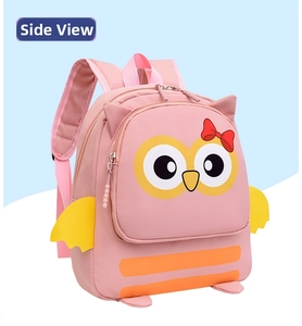 Vista lateral de una linda mochila de dibujos animados de búho rosa para niños de 2 a 7 años