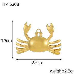 Vista dettagliata del ciondolo a forma di granchio in acciaio dorato da 2,5 cm x 1,7 cm