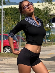 T-shirt noir ajusté pour femme avec col et poignets en patchwork à carreaux