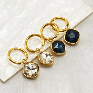 Créoles vintage en acier titane avec pendentifs en zircone clair et bleu profond