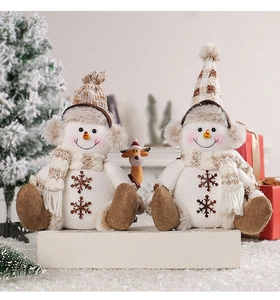 Poupées de bonhomme de neige de Noël en bonnets de tricot marron avec boîtes cadeaux
