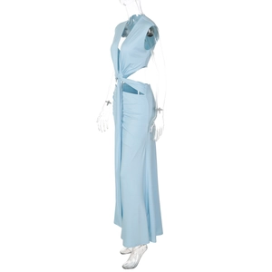 Détail de la robe longue bleu clair sans manches avec découpe et nœud à la taille