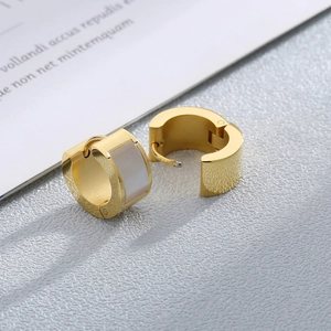 Boucles d'oreilles créoles dorées en acier inoxydable avec insert élégant en nacre blanche