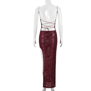 Détail d'une robe dos nu bordeaux avec laçage et tissu texturé à l'effet brillant