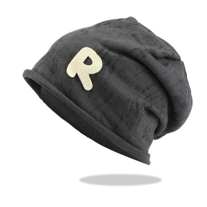 Bonnet en maille gris foncé avec broderie lettre R blanche et bordure retroussée