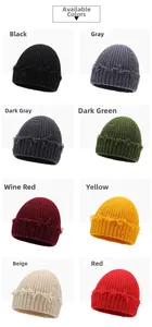 Vue détaillée de huit couleurs de bonnets en tricot usés avec design à bords effilochés