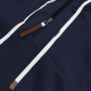 Dettaglio della felpa blu navy con trama a nido d'ape e coulisse con punte in pelle
