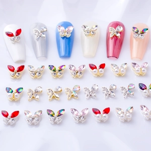 Bijoux d'ongles papillon 3D avec base en alliage et strass colorés sur fond blanc