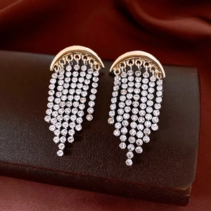 Vue détaillée des boucles d'oreilles lune dorée avec pampilles en strass étincelants
