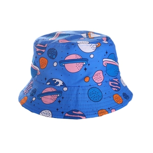 Dettaglio cappello alla pescatora blu bimbi con stampe colorate di pianeti e spazio
