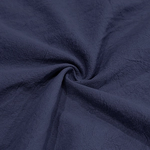 Primo piano del tessuto di lino blu scuro che mostra la trama naturale e l'intreccio