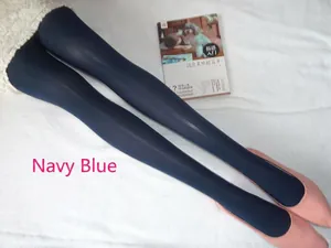 Vue détaillée du collant en velours bleu marine avec des chaussures plates roses pointues