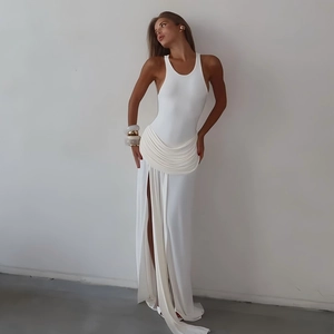 Robe longue blanche sans manches élégante avec fente et plis à la taille pour l'été