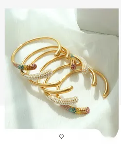 Lot de 5 joncs plaqués or 18 carats avec perles et pierres colorées sur soie blanche