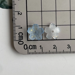 Close-up of dual-tone resin flower beads on a scale showing size at 1.2 cm diameter