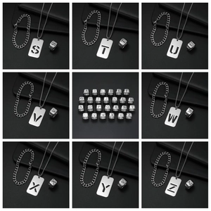 Schmuckset aus Titanstahl mit 26 Buchstaben inklusive Kette, Armband und Ring