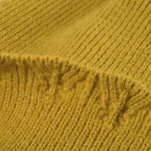 Bonnet d'hiver en maille côtelée jaune moutarde avec texture douce et détail pompon
