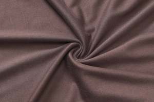 Détail du tissu en maille marron foncé avec un élégant drapé en spirale et texture