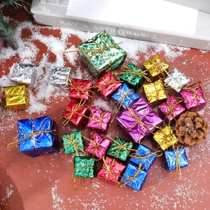 Mini coffrets cadeaux de Noël colorés avec cordons dorés sur fond festif