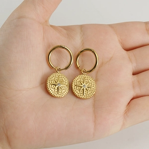 Boucles d'oreilles créoles en acier doré 18 carats avec pendentif étoile scintillante