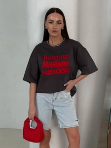 Oversized dark grey cotton T-shirt with red letter print and light blue denim shorts