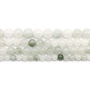 Vue macro de perles en jade vert et blanc en quatre tailles pour bijoux DIY