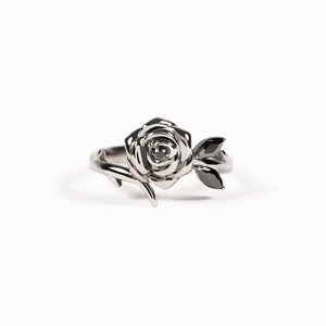 Anello rosa in argento sterling S925 con foglie di gemme marquise nere su sfondo bianco
