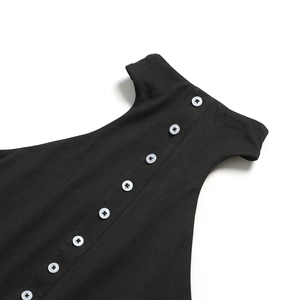 Gros plan du dos d'une robe noire sans manches avec boutons blancs sur col montant