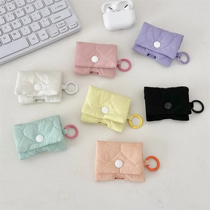 Custodie trapuntate per AirPods in sette colori pastello con moschettoni metallici