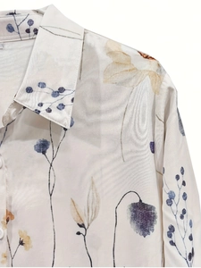 Chemise élégante blanche à imprimé fleuri, manches longues et détails de boutons