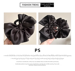 Details der Vorder- und Rückseite einer großen schwarzen Haarklammer aus Satin