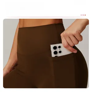 Détail du legging de yoga marron café à taille haute avec poches latérales pour téléphones