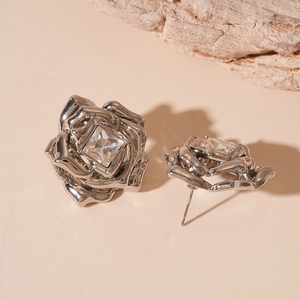 Boucles d'oreilles rose argentée élégantes avec un zircon carré scintillant au centre