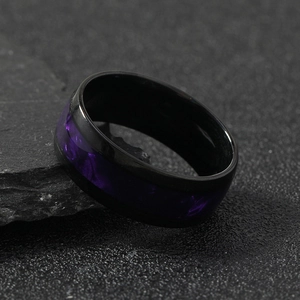 Edelstahlring für Herren mit modernen lila Muscheltexturen und schwarzem Finish