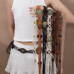 Détail de la chaîne de taille bohème tressée à la main avec turquoise et boucle vintage